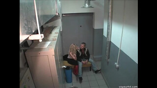Секс русской пары на работе перед скрытой камерой