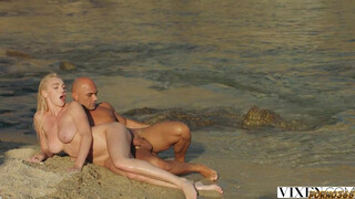 Секс на пляже с раскрепощенной блондинкой